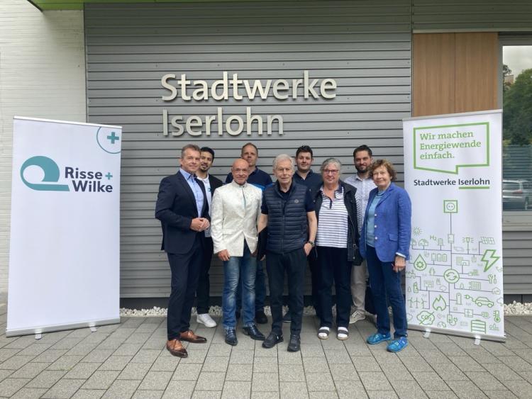 v.l.n.r.: Reiner Timmreck (GF Stadtwerke Iserlohn), Christopher Viardo (Leiter Marketing Risse + Wilke), Jörg Lohölter (GF Risse + Wilke), Alfred Röttgers-Schulte, Horst Großbötzl, Dennis Betzinger (Innovationsmanager, technische Stabstelle Stadtwerke Iserlohn),  Dr. Jutta Hassel, Andreas Nelles (AL Regenerative Erzeugung Stadtwerke Iserlohn), Annegret Großbötzl