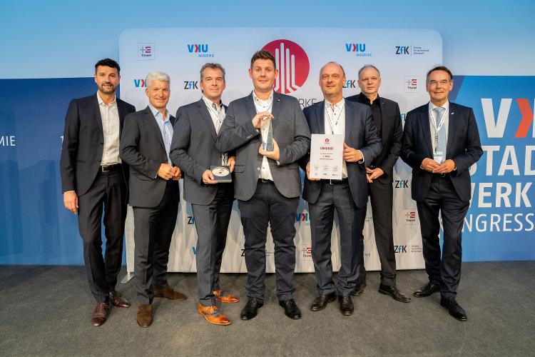 Preisübergabe in Leipzig: Reiner Timmreck (3.v.l.), Dennis Betzinger (4.v.l.) und Thomas Armoneit (5.v.l.) freuen sich über den Stadtwerke Award 2022.