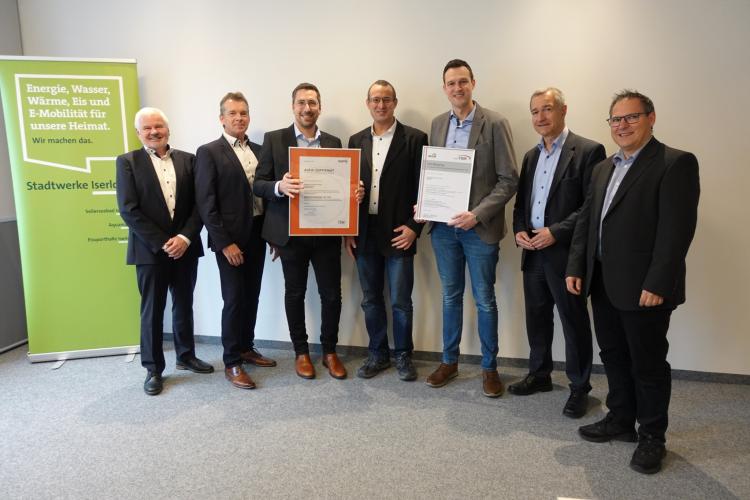 Zertifikats-Übergabe: (v.l.n.r.) Werner Lutsch, Reiner Timmreck, Niels Kirchner, Stephan Schmidt, Markus Becker, Heinz Esser, Matthias Gücking