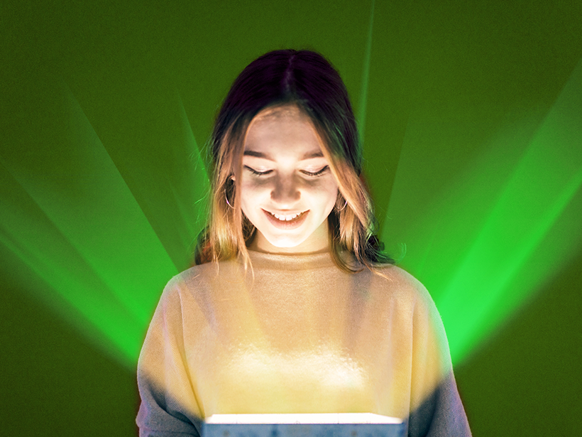 Frau schaut in leuchtende Box