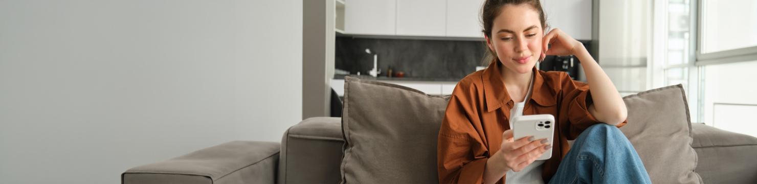 Person mit Smartphone liest eine Nachricht