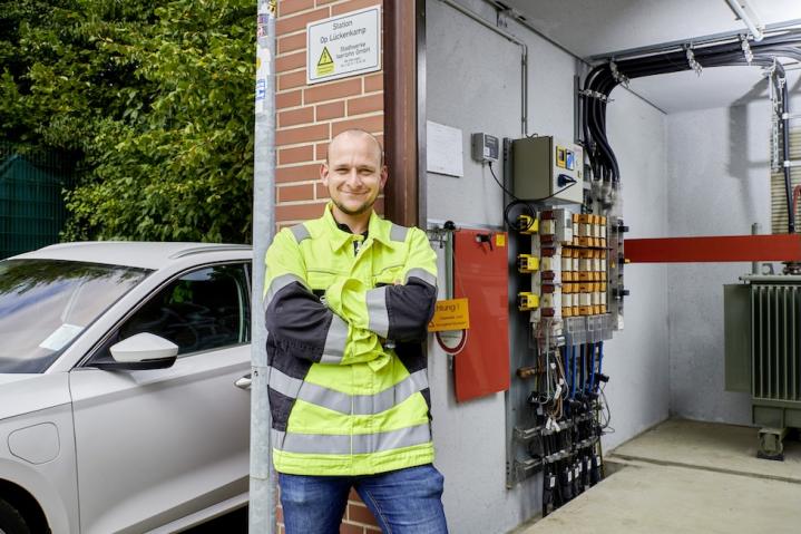 Felix Häberle vor einer Ortsnetzstation mit digitaler Technik
