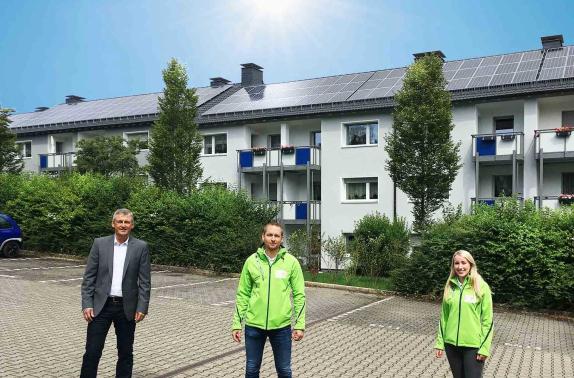 Bild: Jochen Eikermann von der Wohnungsgenossenschaft Letmathe Oestrich, Sebastian Müller und Franziska Block von den Stadtwerken Iserlohn